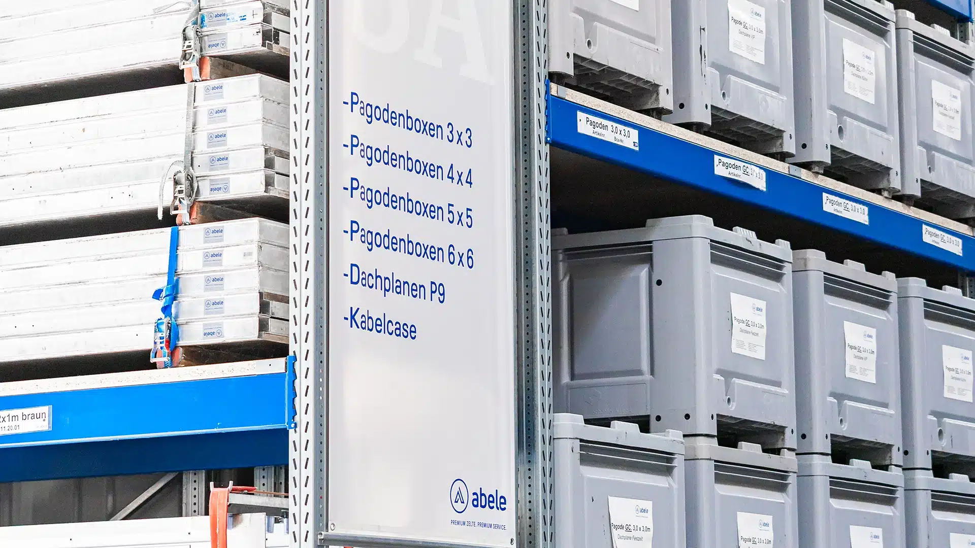 Unternehmen 8 Lagerregal mit Pagodenboxen 3x3 bis 6x6 und Kabelcases. Etiketten auf grauen Boxen in einem gut organisierten Lager.